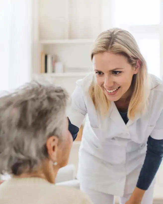 Equip de ADESMA amb una persona gran