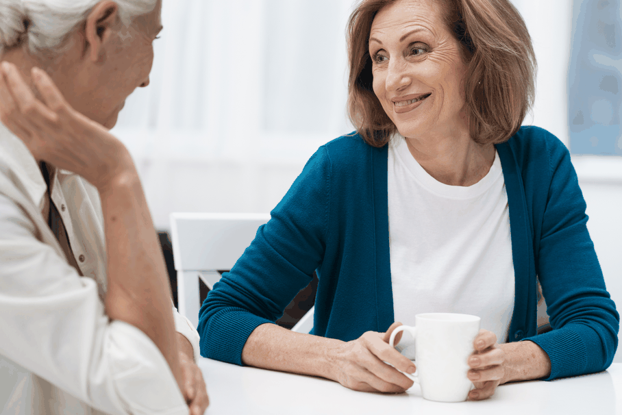 Dos persones grans parlant entre elles