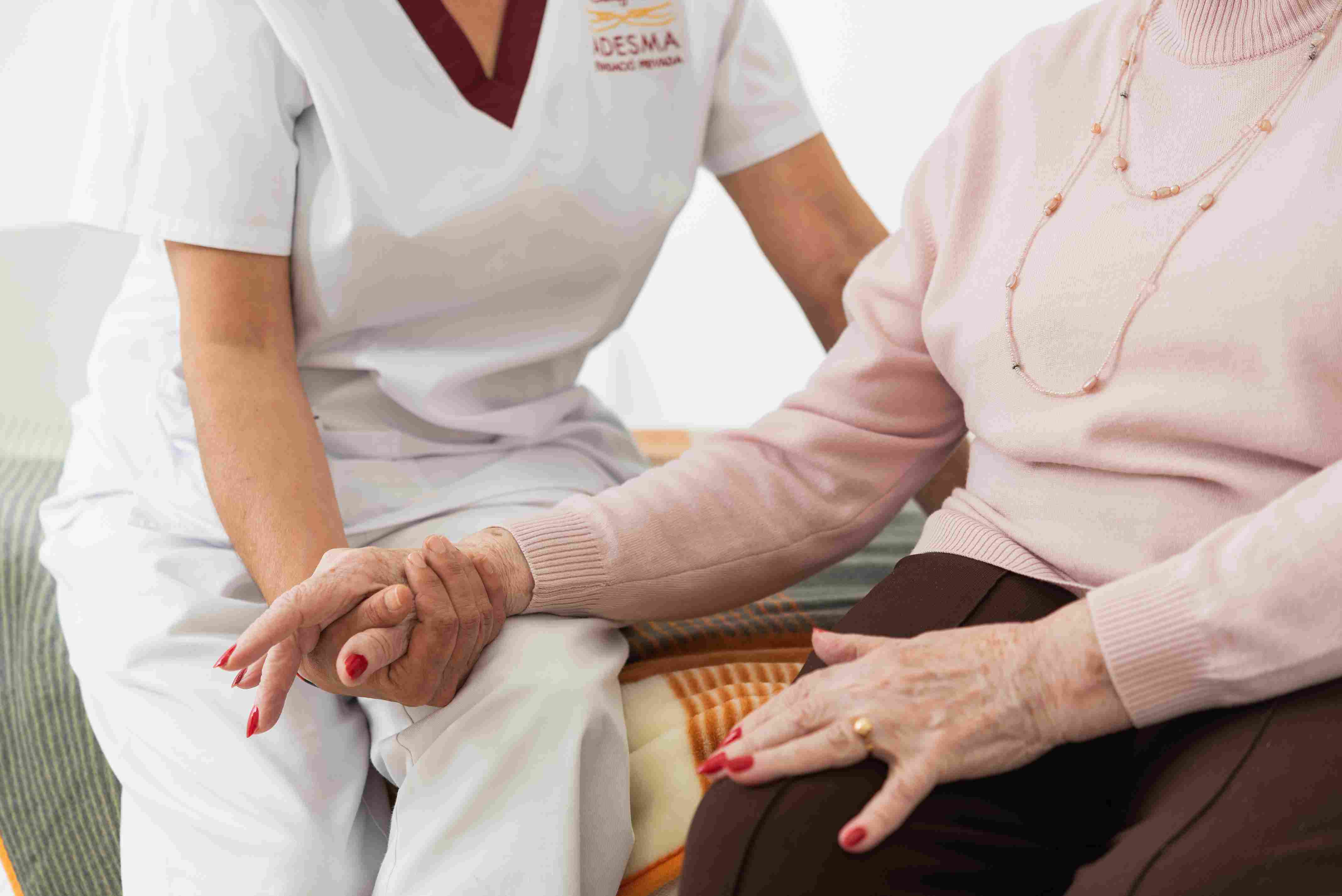 Gerocultor atenent un resident a l'habitació