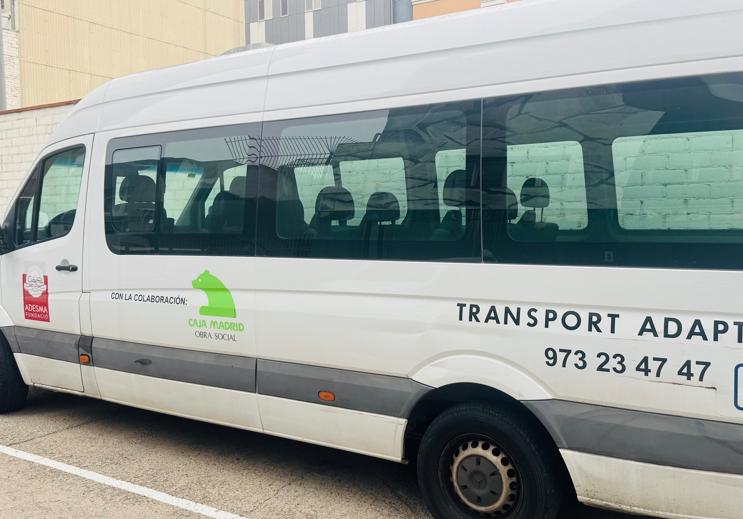 Furgoneta adaptada amb el logo d'Adesma